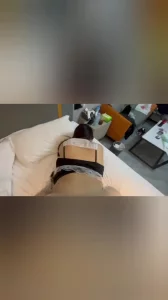 边尻边拿皮鞭子抽母狗，真好玩