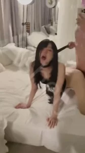 皮带栓着后入小母狗后续