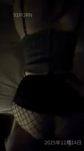 大屁股骚妻的渔网袜诱惑